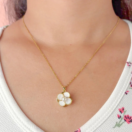 Pearl Floral Spinning Necklace - 18K Gold Plated