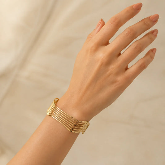 "Gold-toned handcuff with
layered wave detailing and a polished finish perfect for everyday wear and occassions."