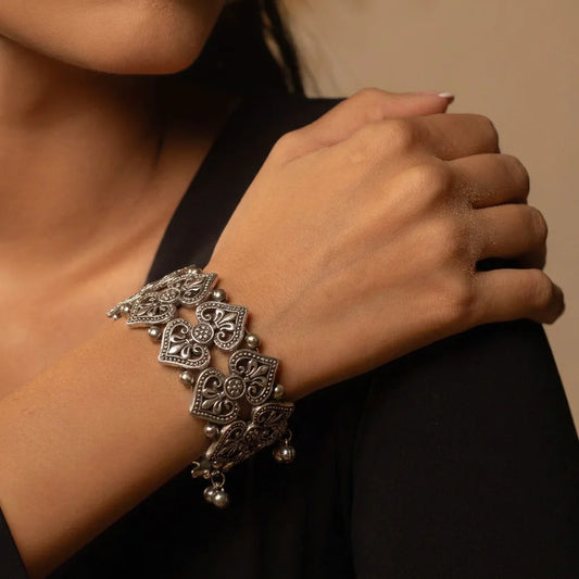 Oxidised silver adjustable stretch bracelet with quatrefoil motifs for women free size