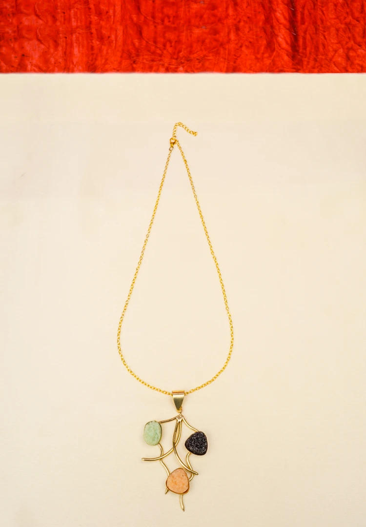 233-Th Stylish metal curb chain necklace with an organic-shaped pendant, enhanced with faceted blue teardrop stones, having a polished gold-tone finish, and a secure lobster claw clasp