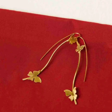 Modern geometric ring with a polished gold-tone finish also a round wire structure, and a emerald-green stone in the middle.