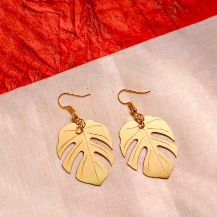 Fashionable floral-finish hoop earrings with a sleek enamel coating of roses and green leaves made of polished gemstone and a durable hinged clasp.Fashionable floral-finish hoop earrings with a sleek enamel coating of roses and green leaves made of polished gemstone and a durable hinged clasp.