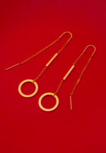 Trendy threader earring featuring a fine belcher chain, a linear bar accent in the middle, and a subtle circular hoop drop.
