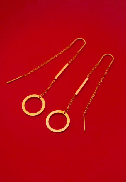 Trendy threader earring featuring a fine belcher chain, a linear bar accent in the middle, and a subtle circular hoop drop.