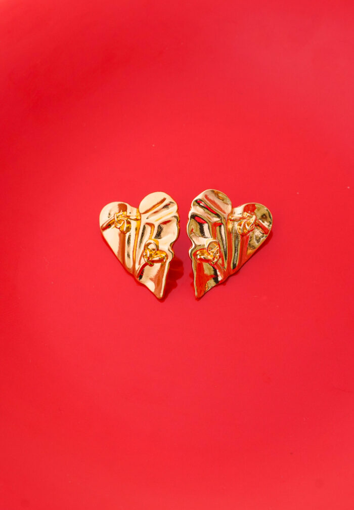 Trendy asymmetrical heart studs in a gold-tone finish, showcasing a distinctive wrinkle effect and a comfortable push-back fastening