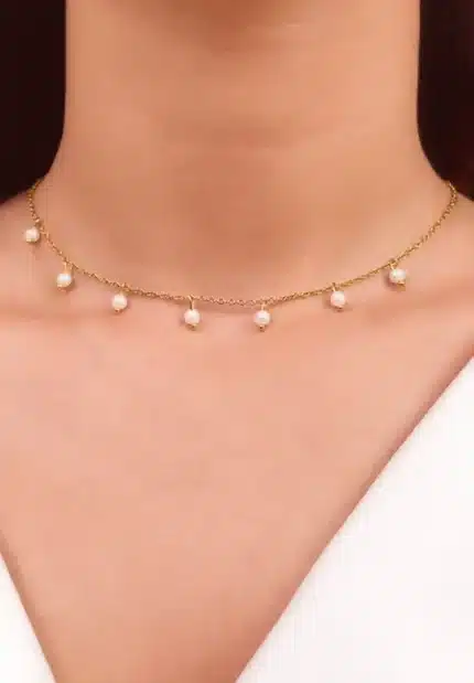 Elegant adjustable curb chain bracelet in a gold-tone finish, featuring a curved metallic wire centerpiece with a dangling spherical charm and a secure spring ring clasp.