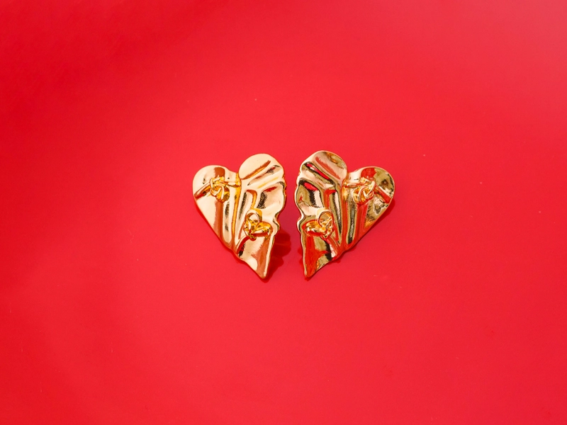 Styling earrings with pearl studs for elegant daily outfits