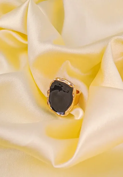 Bold irregular black stone and textured metallic bezel for a modern statement look.