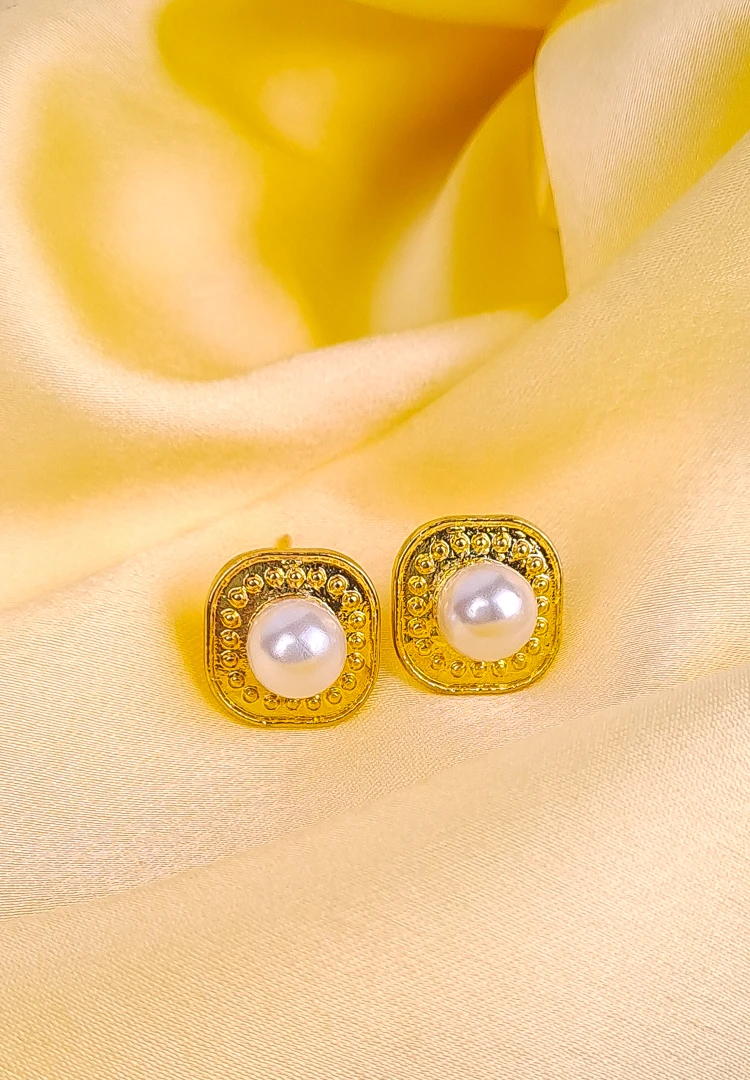 th Gold textured pearl stud earrings with polished finish and push‑back closure for a classic, vintage‑inspired look.