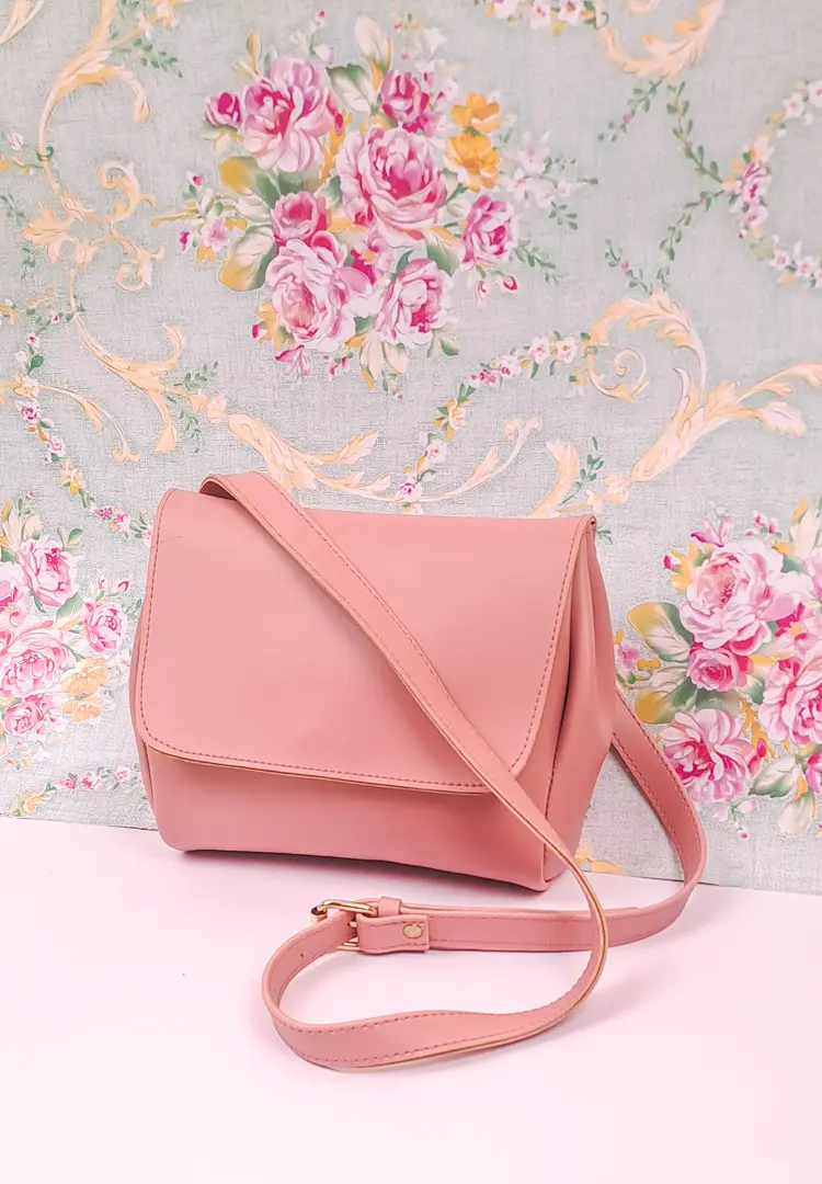 th 595 sling bag with curved flap and adjustable strap, featuring a sleek minimalist design — perfect for everyday style.