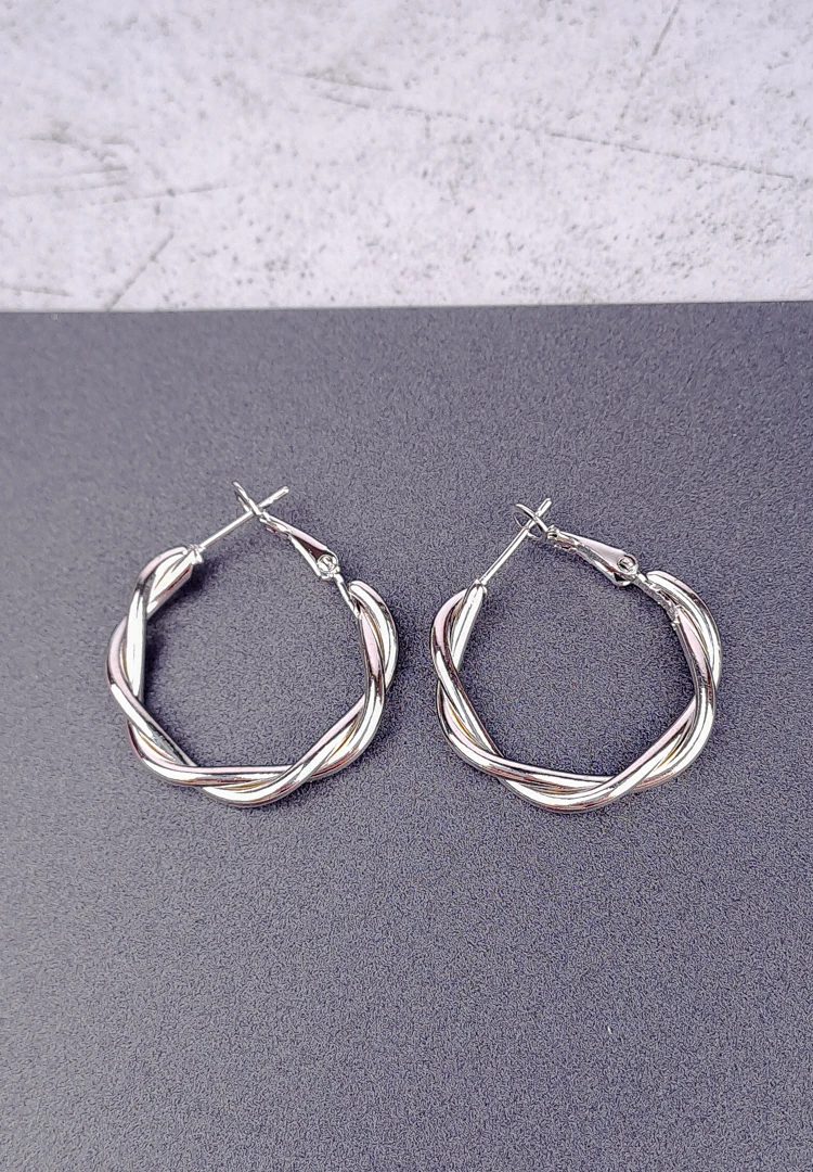 th (21) Twisted hoop earrings in with polished textured finish and latch-back closure, designed for a timeless and elegant look.