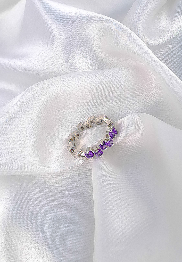 775-th PUR Two geometric silver rings in purple and pink colours.